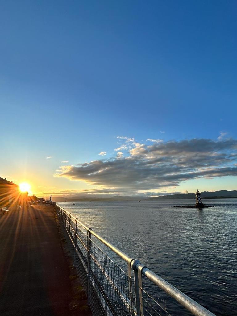 The Lazy Lion - Spacious 2 Bedroom - Town Centre Holiday Home Apartment Port Glasgow Exterior foto