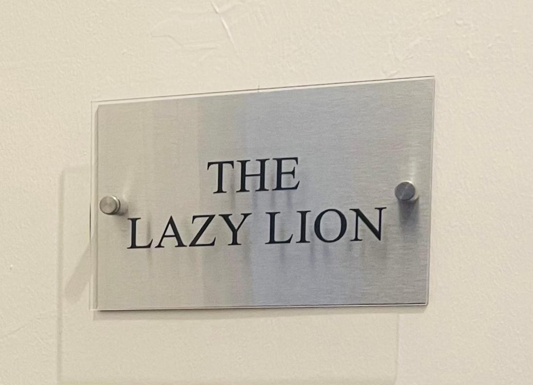 The Lazy Lion - Spacious 2 Bedroom - Town Centre Holiday Home Apartment Port Glasgow Exterior foto