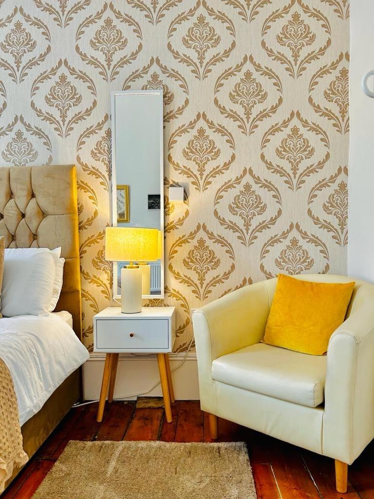 The Lazy Lion - Spacious 2 Bedroom - Town Centre Holiday Home Apartment Port Glasgow Exterior foto