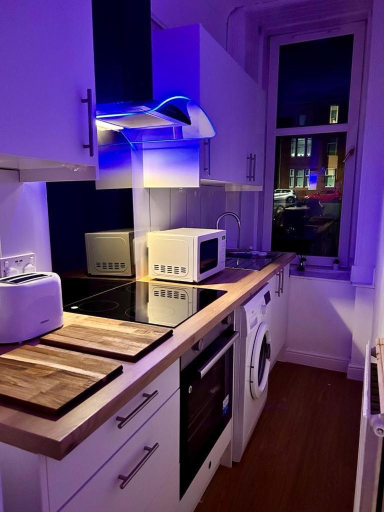 The Lazy Lion - Spacious 2 Bedroom - Town Centre Holiday Home Apartment Port Glasgow Exterior foto