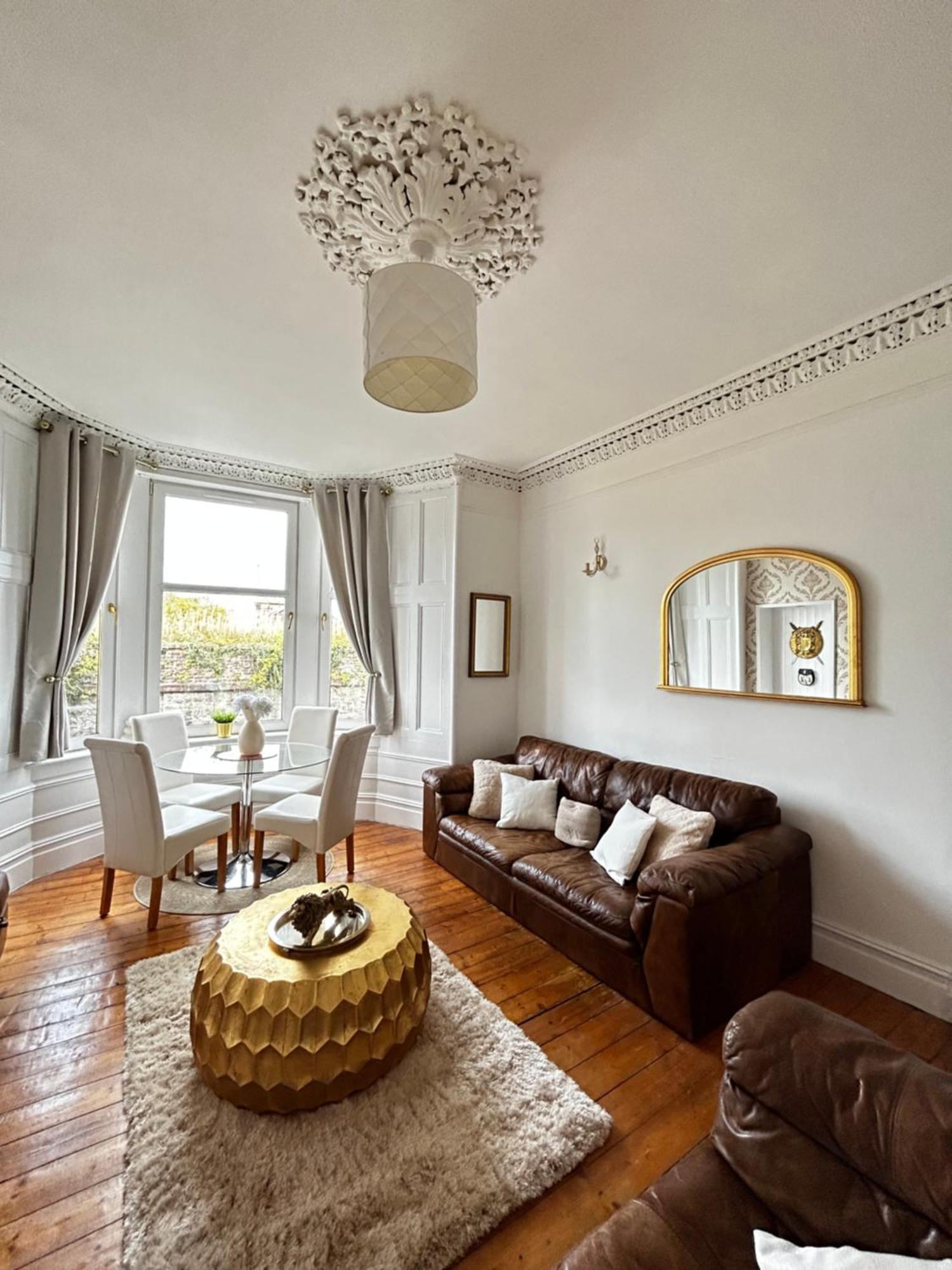 The Lazy Lion - Spacious 2 Bedroom - Town Centre Holiday Home Apartment Port Glasgow Exterior foto
