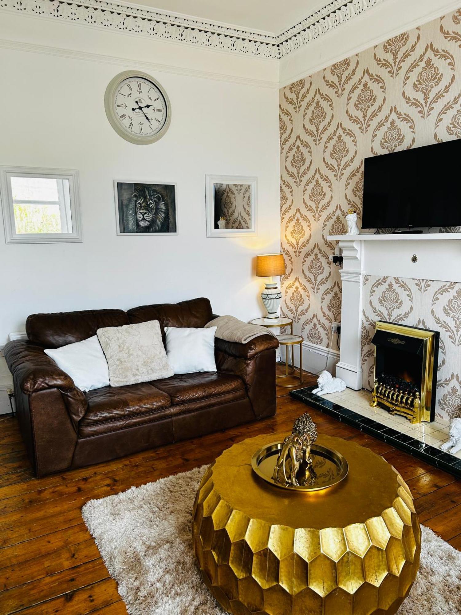 The Lazy Lion - Spacious 2 Bedroom - Town Centre Holiday Home Apartment Port Glasgow Exterior foto