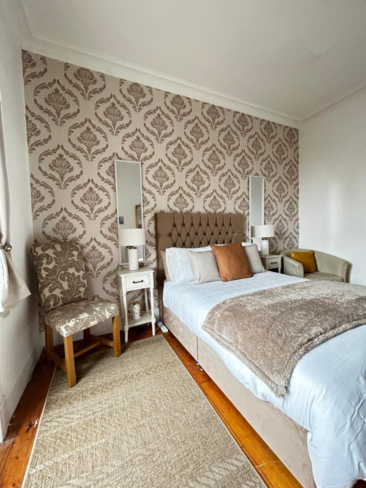 The Lazy Lion - Spacious 2 Bedroom - Town Centre Holiday Home Apartment Port Glasgow Exterior foto
