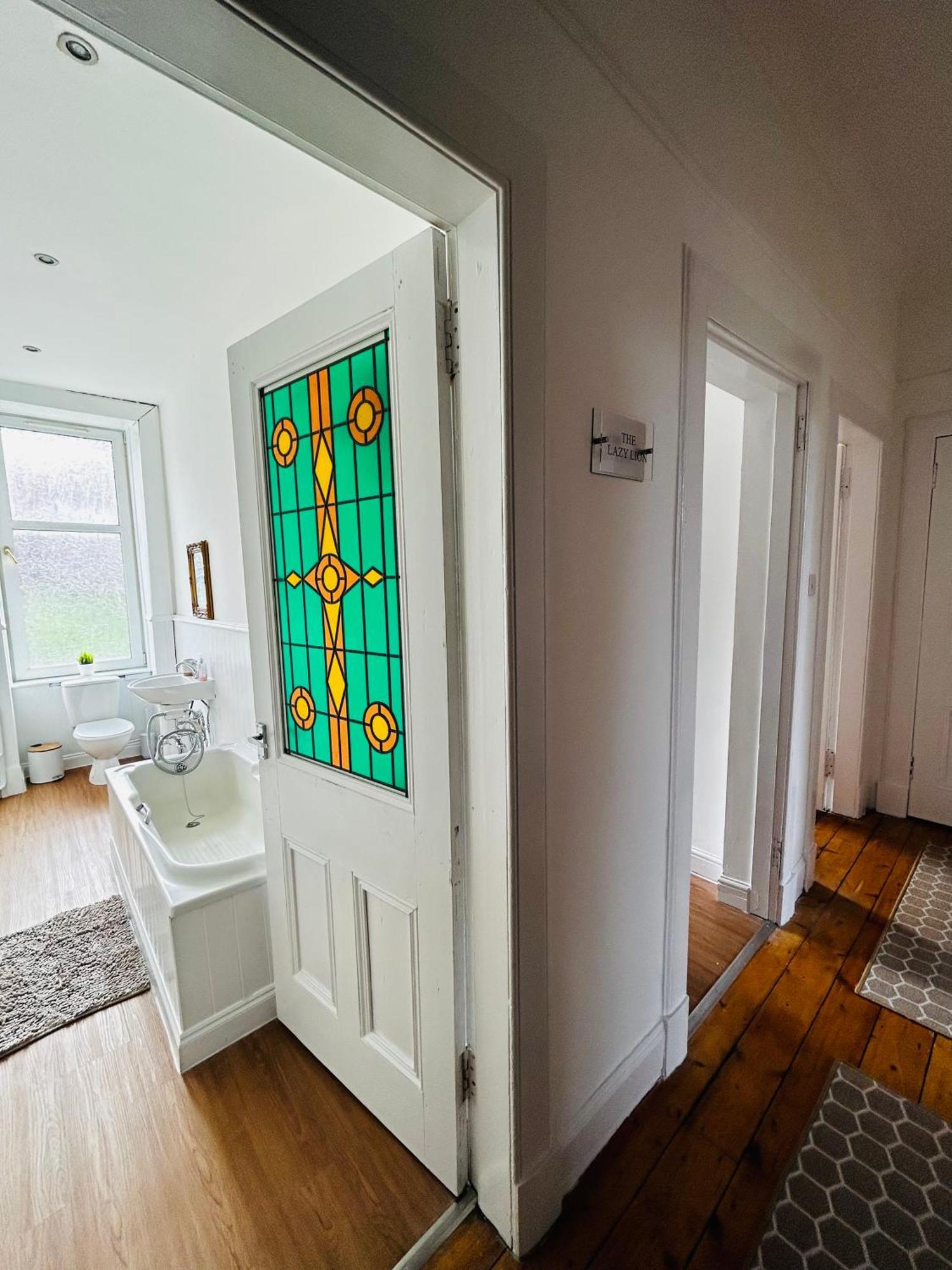 The Lazy Lion - Spacious 2 Bedroom - Town Centre Holiday Home Apartment Port Glasgow Exterior foto