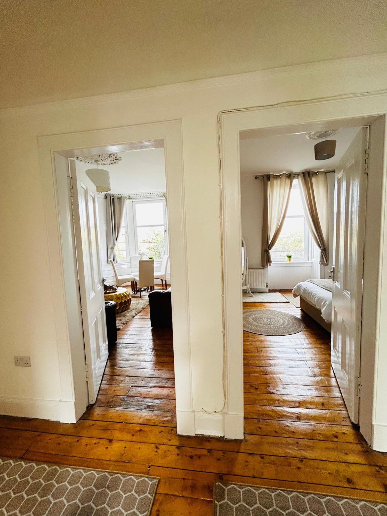 The Lazy Lion - Spacious 2 Bedroom - Town Centre Holiday Home Apartment Port Glasgow Exterior foto