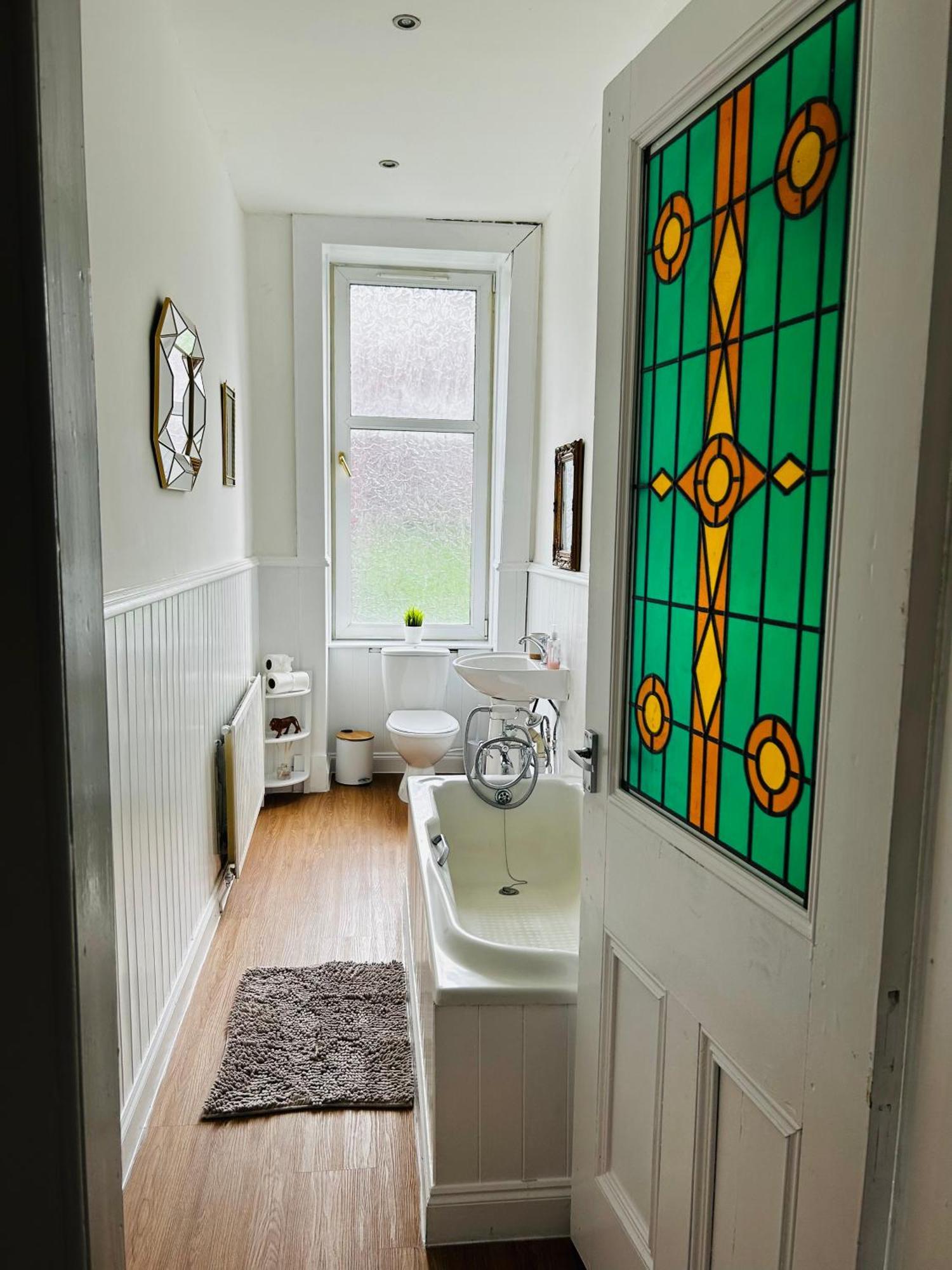 The Lazy Lion - Spacious 2 Bedroom - Town Centre Holiday Home Apartment Port Glasgow Exterior foto